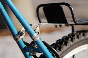 Illustration for article titled Clamp Accessories to Your Bike Using a Hose Band